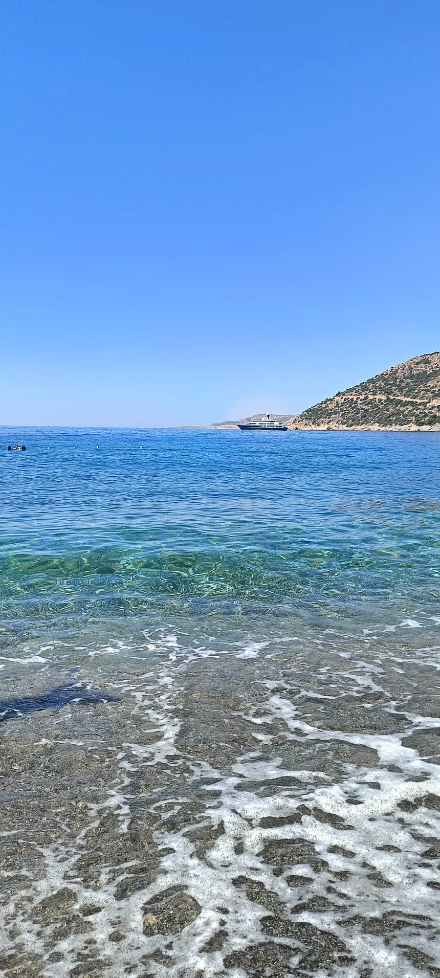 Datça kıyısında berrak deniz ve uzaktaki yarımada manzarası